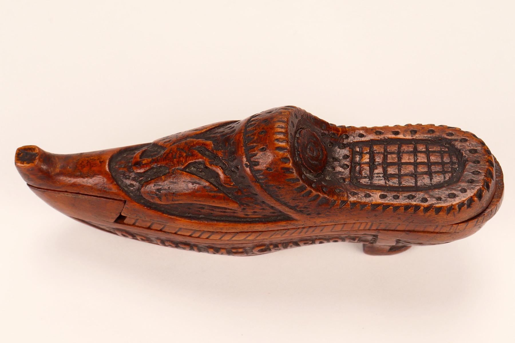 XIXe siècle Une tabatière inhabituelle en forme de chaussure en bois de ronce. Prusse, Allemagne, 1871. en vente