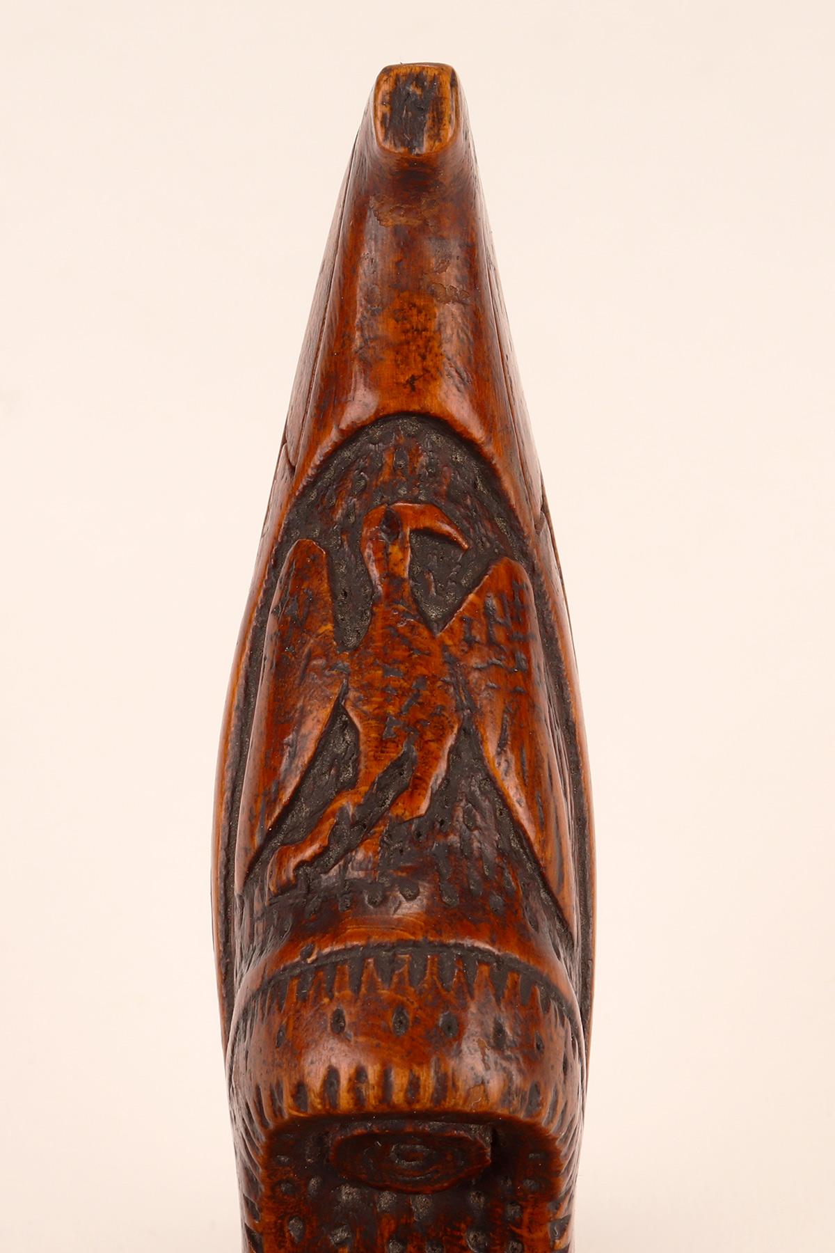 Bois Une tabatière inhabituelle en forme de chaussure en bois de ronce. Prusse, Allemagne, 1871. en vente