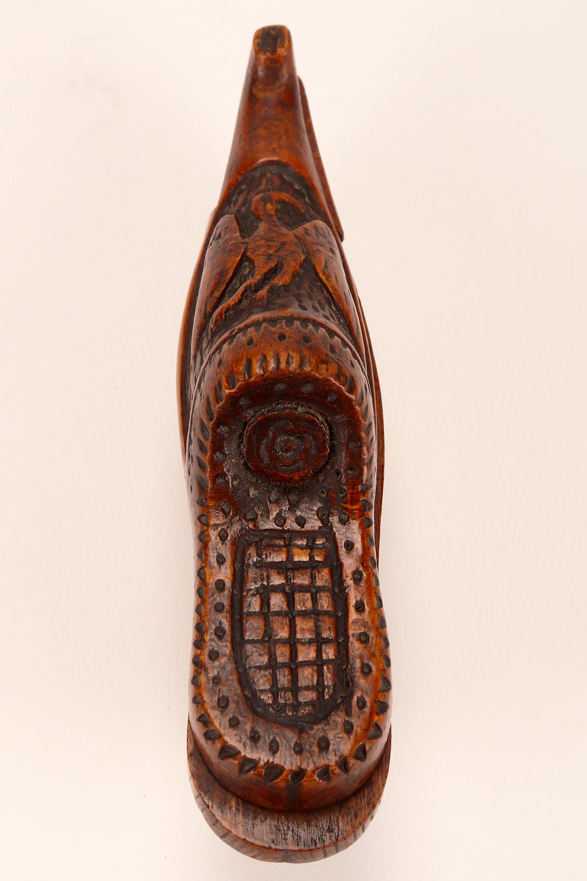 Une tabatière inhabituelle en forme de chaussure en bois de ronce. Prusse, Allemagne, 1871. en vente 1