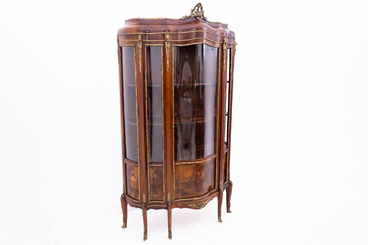 Une vitrine inhabituelle, France, vers 1880.

Très bon état.

bois : noyer

dimensions : hauteur 190 cm x largeur 115 cm x profondeur 48 cm