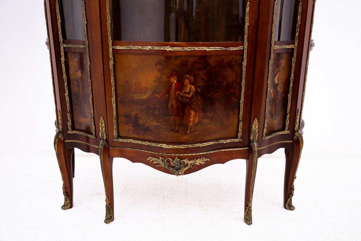 Noyer Une vitrine inhabituelle, France, vers 1880. en vente