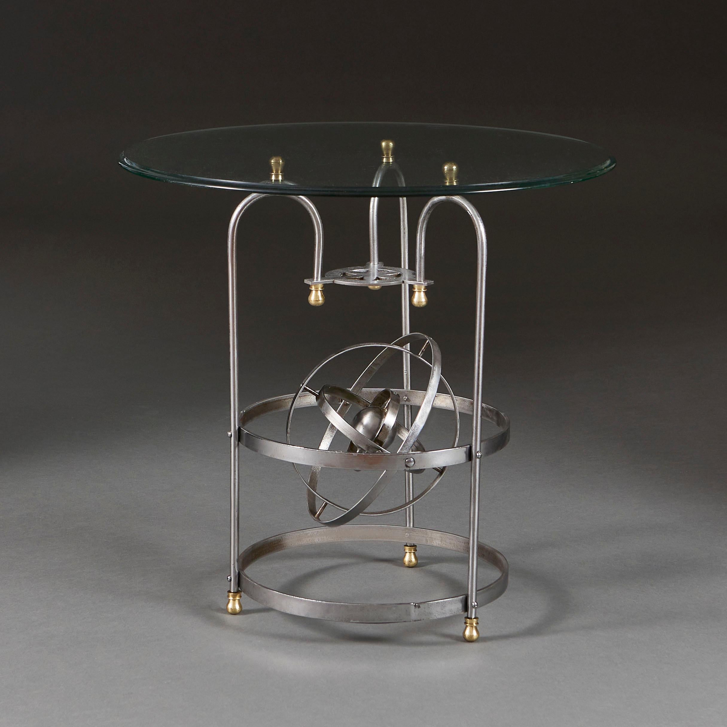Frankreich, um 1930

Ein ungewöhnlicher Tisch aus Stahl und Messing aus dem frühen zwanzigsten Jahrhundert, modelliert mit einem Astrolabium aus konzentrischen Stahlkreisen innerhalb einer rotierenden Weltkugel, getragen von drei Messingfüßen.

Höhe