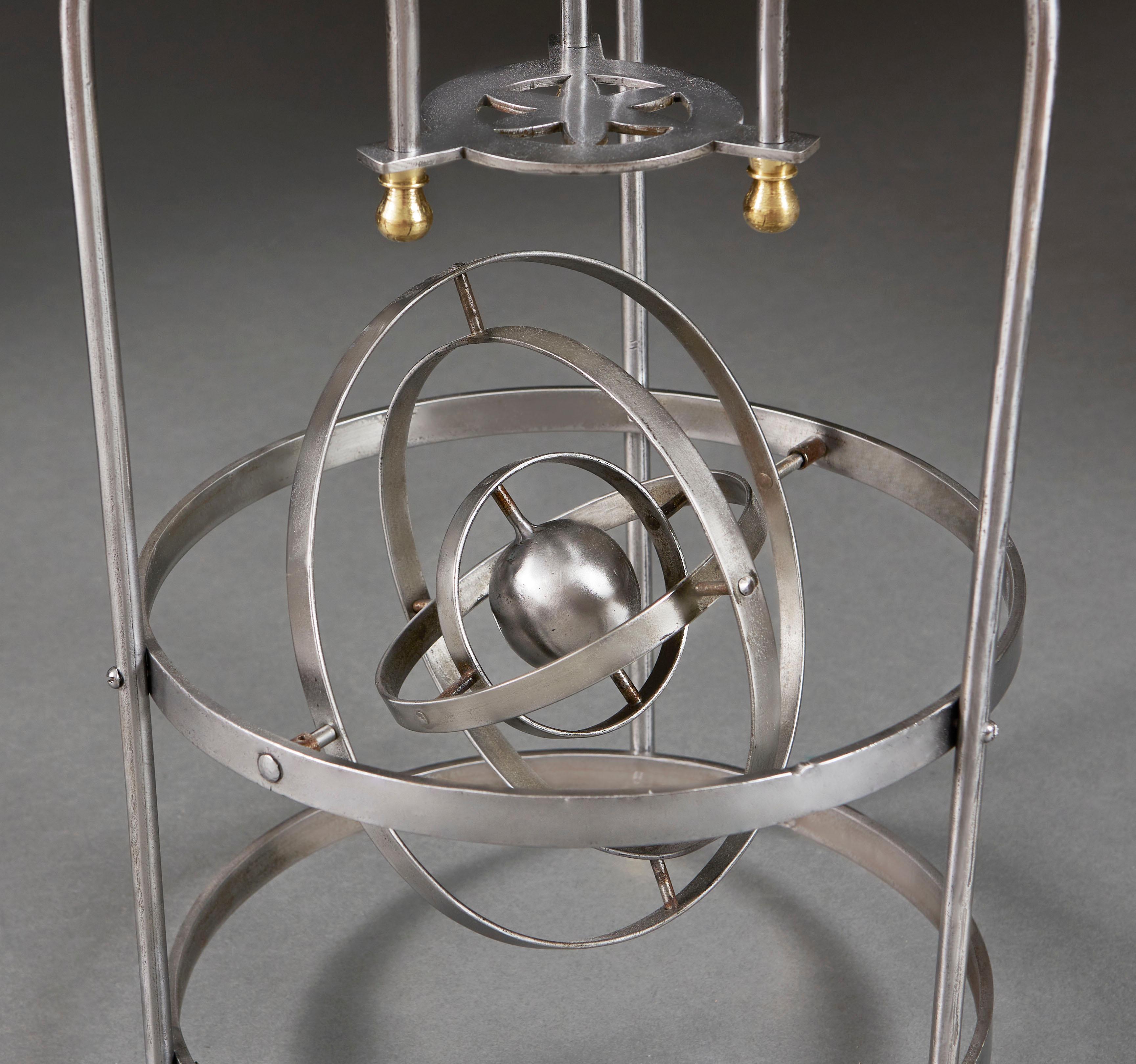 Ein ungewöhnlicher astronomischer Tisch aus Stahl und Messing mit Glasplatte (20. Jahrhundert) im Angebot