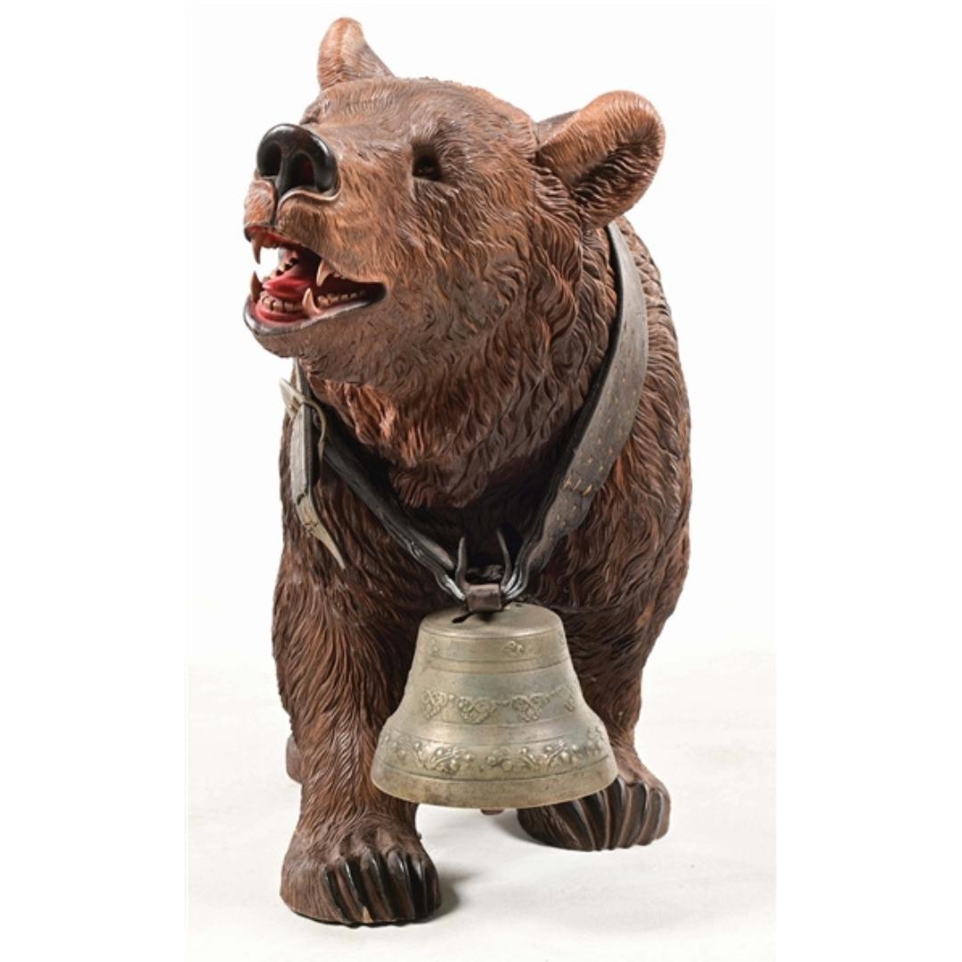 Eine ungewöhnliche, geschnitzte Schwarzwaldfigur in fast Lebensgröße eines spazierenden Bären,

CIRCA 1910

Zum Vergleich siehe Seite 75 The Art of the Black Forest von Jay Arenski und Simon Daniels


82cm mal 135cm mal 38cm

