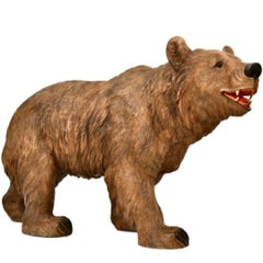 Figure inhabituelle d'un ours se promenant, presque grandeur nature, sculptée en Suisse dans la Black Forest