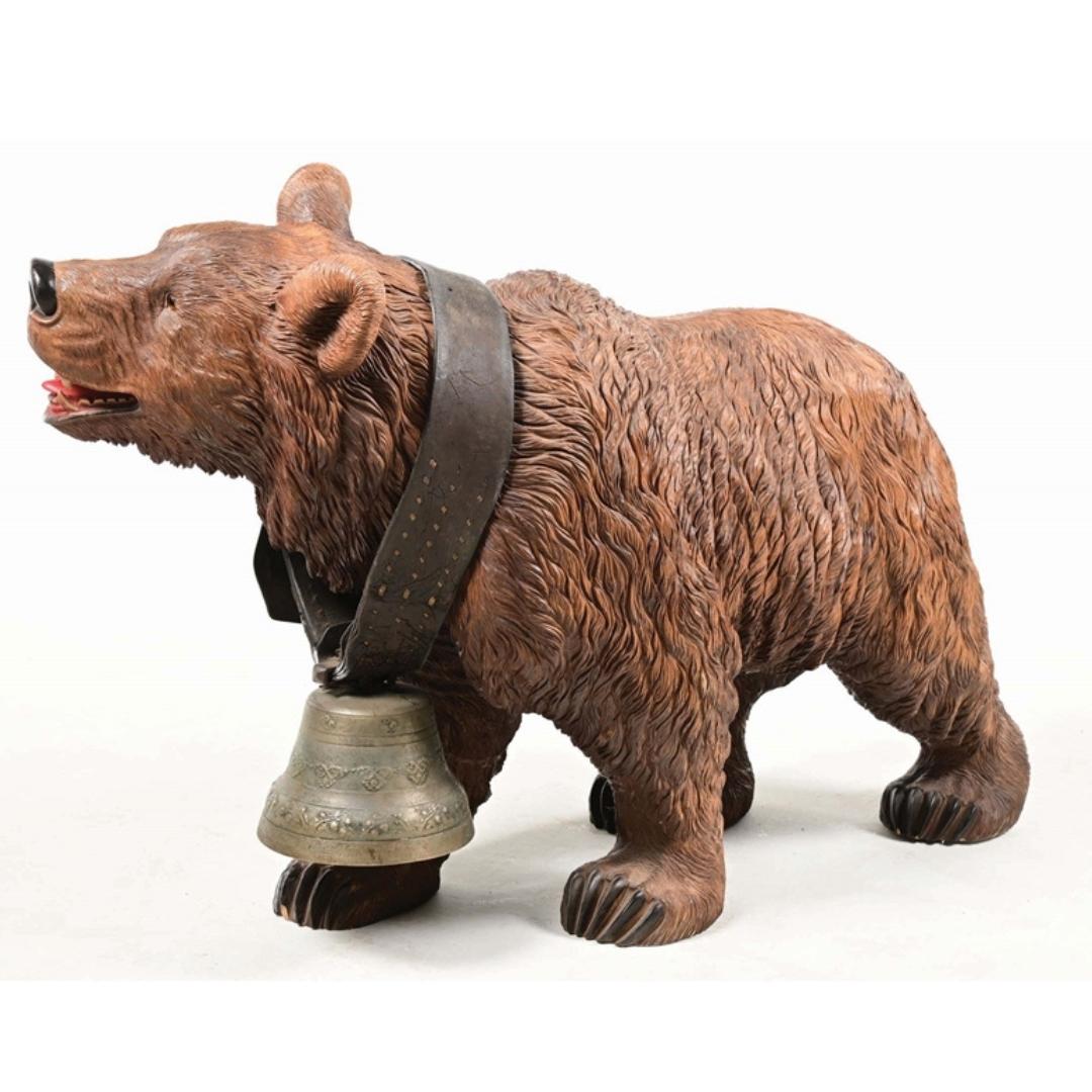 Eine ungewöhnliche Schweizer Black Forest Schnitzerei, die fast lebensgroße Figur eines spazierenden Bären (Schwarzwald) im Angebot