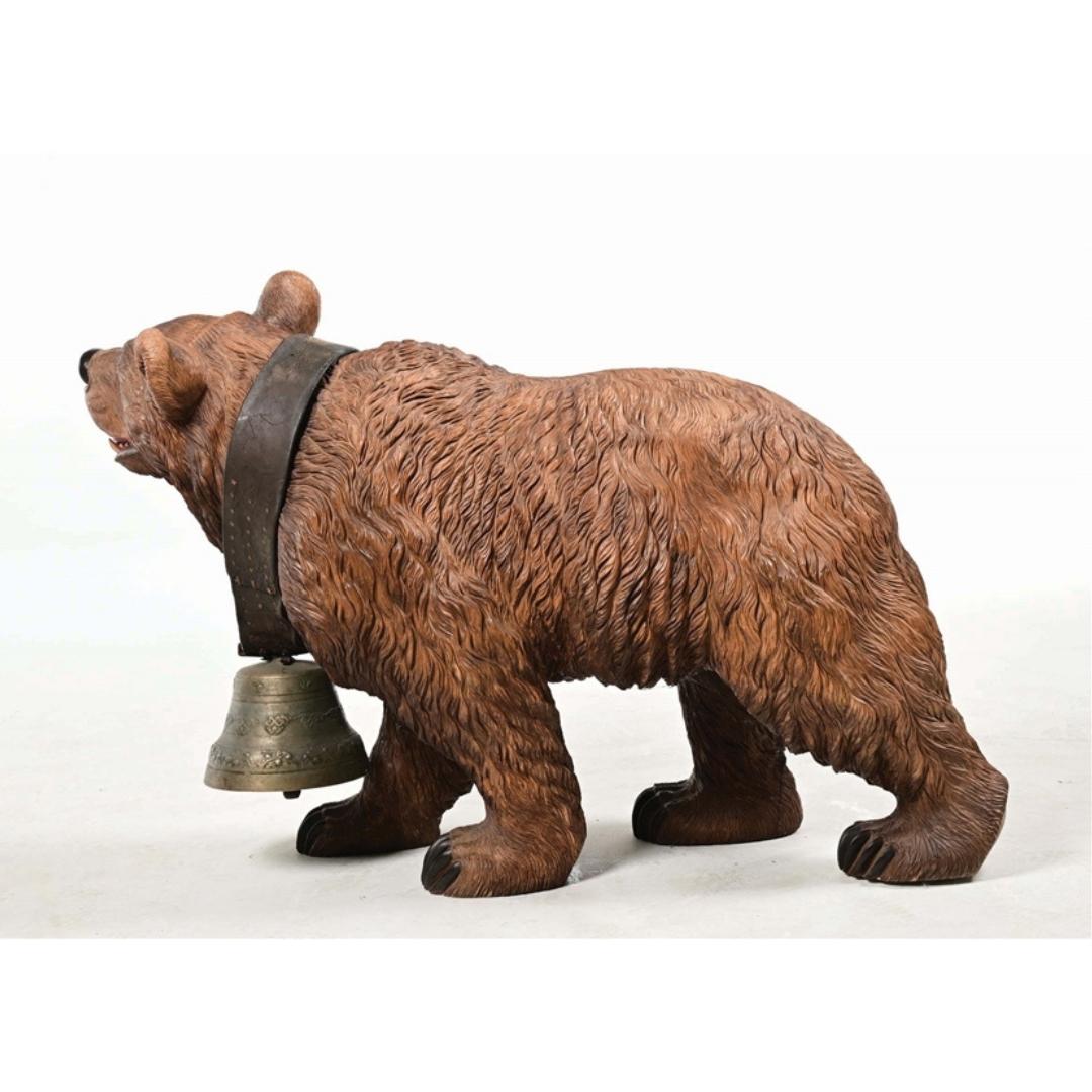 Eine ungewöhnliche Schweizer Black Forest Schnitzerei, die fast lebensgroße Figur eines spazierenden Bären (Schweizerisch) im Angebot