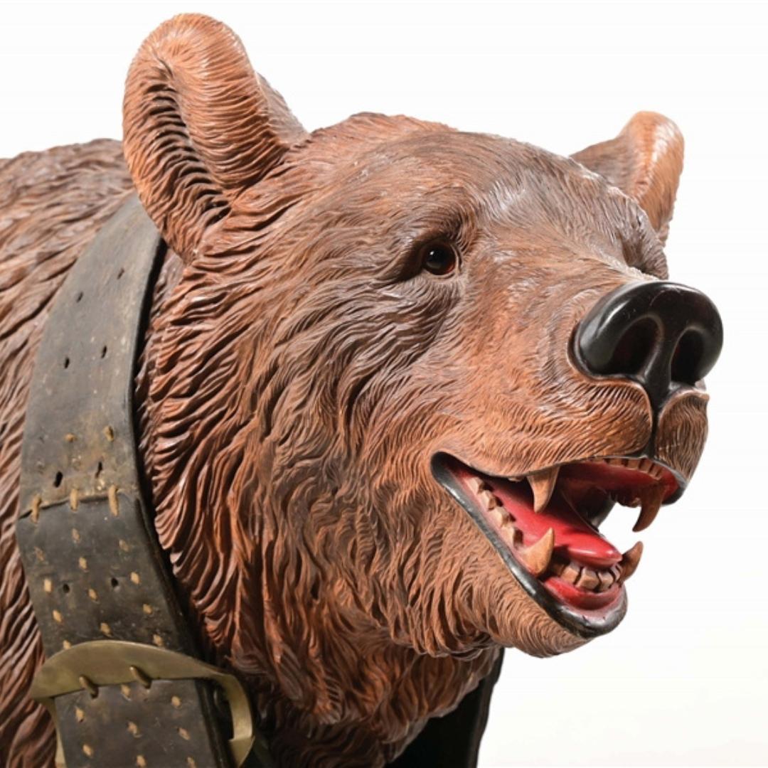 Eine ungewöhnliche Schweizer Black Forest Schnitzerei, die fast lebensgroße Figur eines spazierenden Bären (20. Jahrhundert) im Angebot