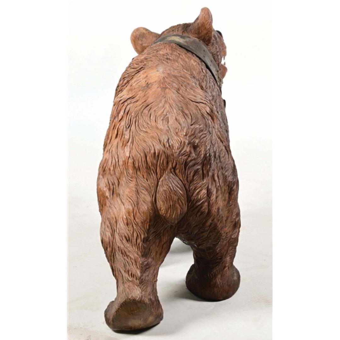 Eine ungewöhnliche Schweizer Black Forest Schnitzerei, die fast lebensgroße Figur eines spazierenden Bären (Holz) im Angebot