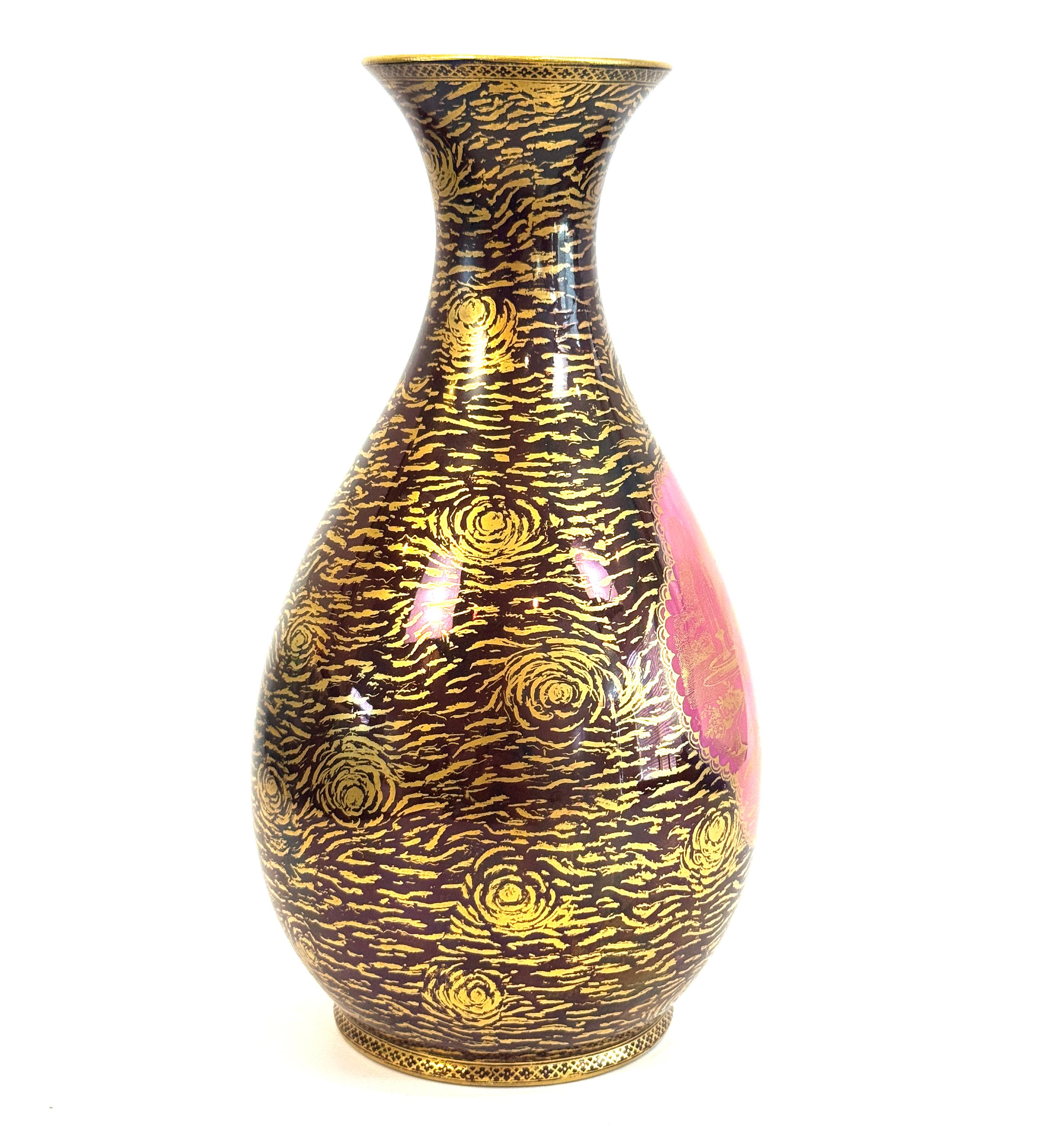 Un insolito vaso Lustreware di Wedgwood del periodo Art Deco, circa 1920. Decorato con corteccia d'albero dorata su un fondo marrone cioccolato intenso, il vaso è centrato da un cartiglio color rosa con un'affascinante scena di tre putti davanti a