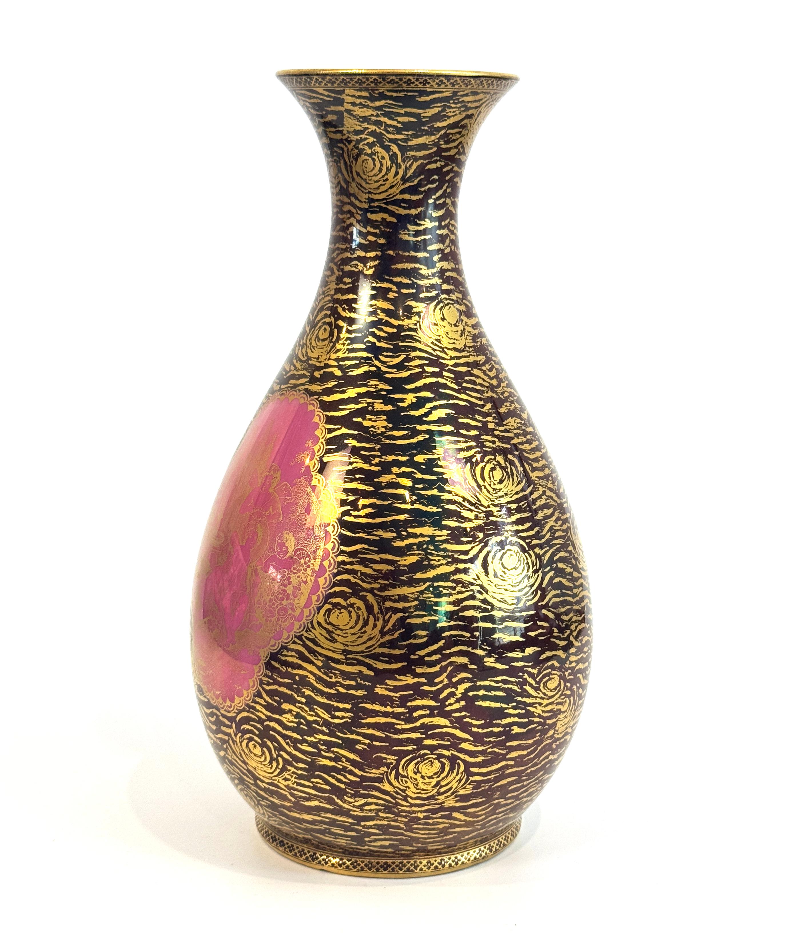Un insolito vaso Wedgwood Lustreware Chocolate Brown & Rose, circa 1920 In condizioni buone in vendita a Philadelphia, PA