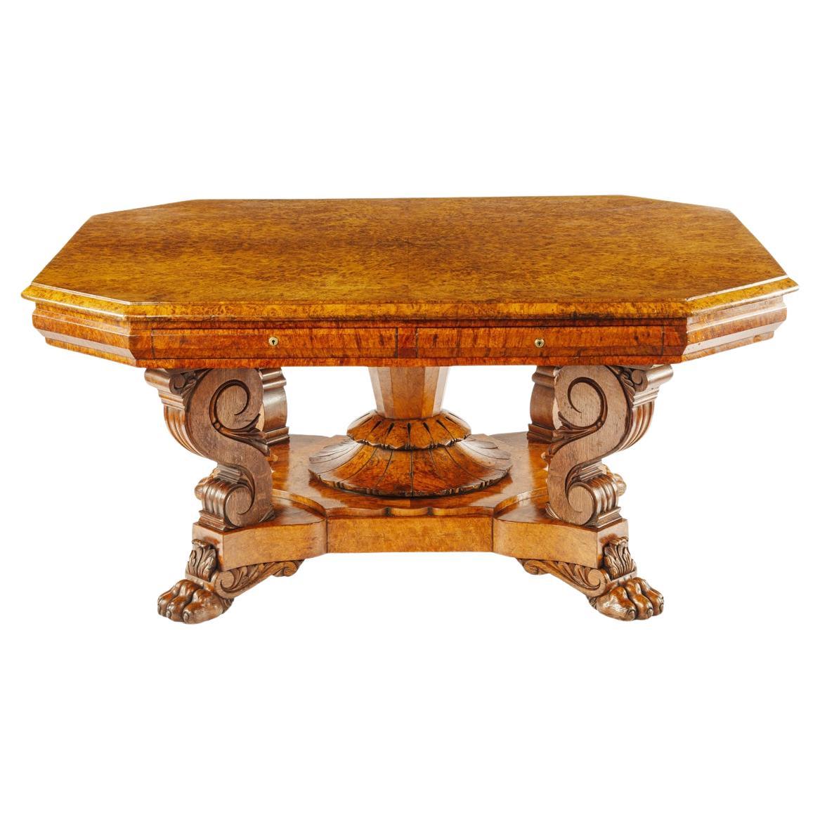 Una insólita mesa de biblioteca de cuatro cajones de madera de amboyna y roble Guillermo IV de Simpson