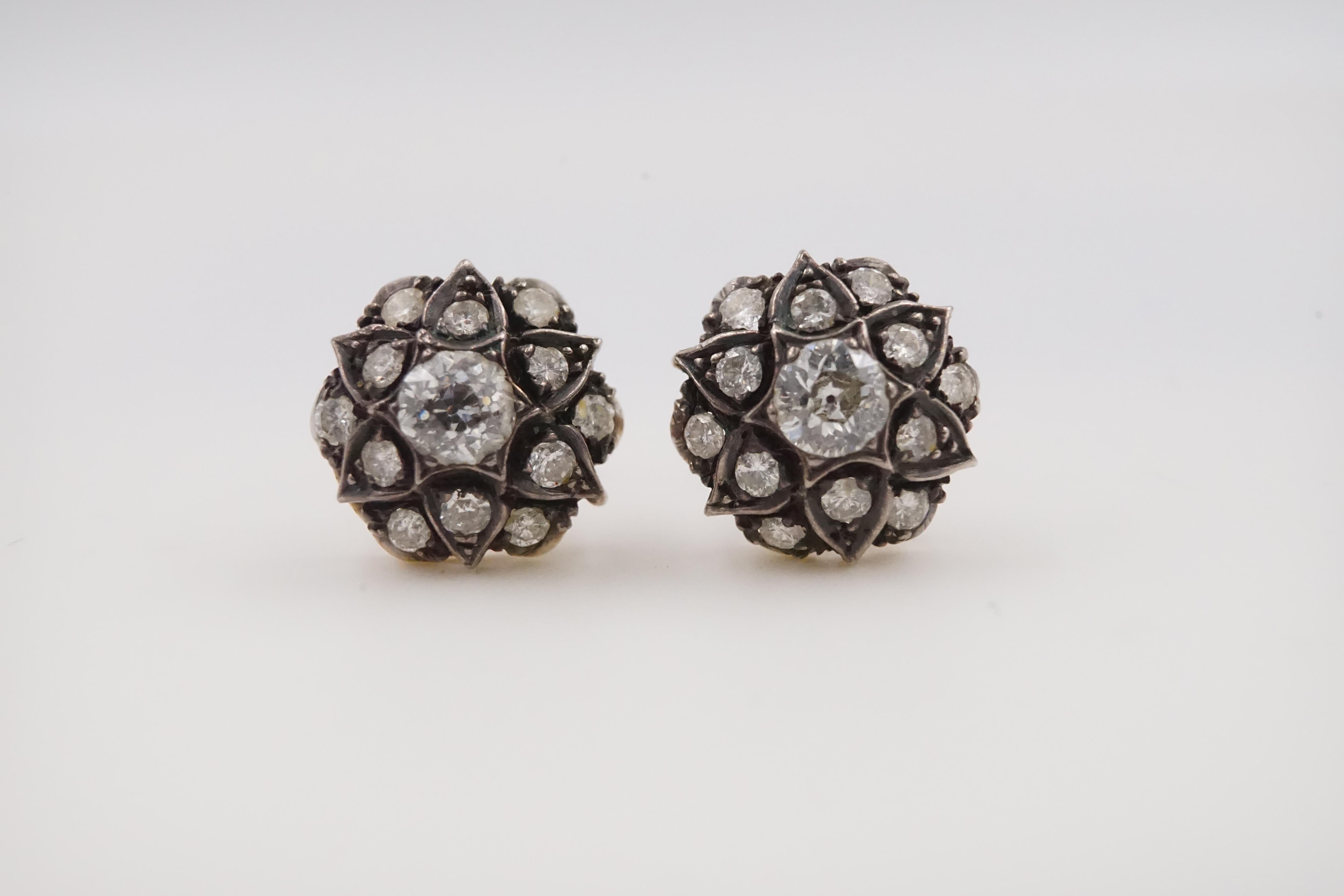 An Victorian Star Old Cut Diamond Earring. Silver on gold, the centre diamond on each earring is approx 0.5ct overall 1.9ct.

W: 1.4cm D: 1.9cm

Weight: 4.19g