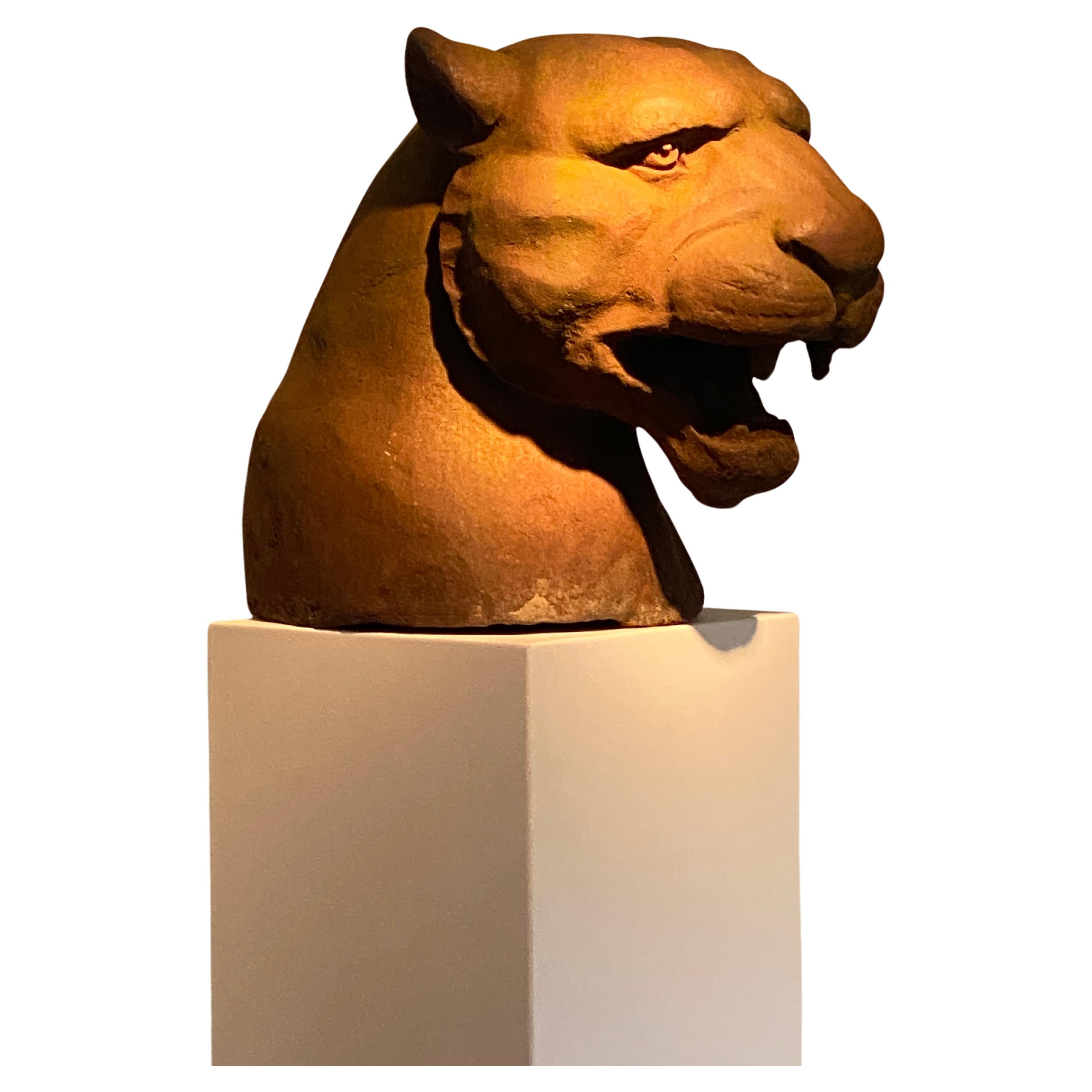 Eine alte Gusseisen-Skulptur einer Löwin