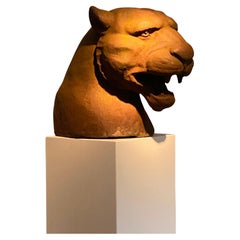 Eine alte Gusseisen-Skulptur einer Löwin