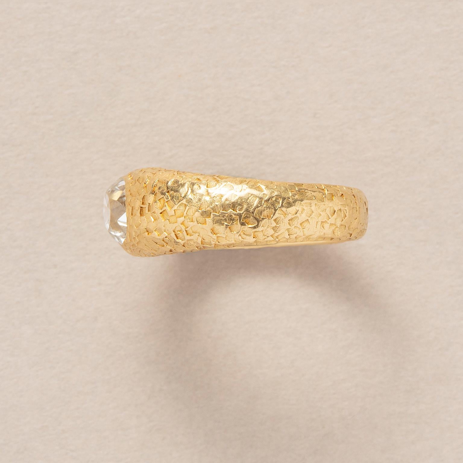 Ein Vintage Hammered Gold Ring Flush Set mit Diamant (Alteuropäischer Brillantschliff) im Angebot
