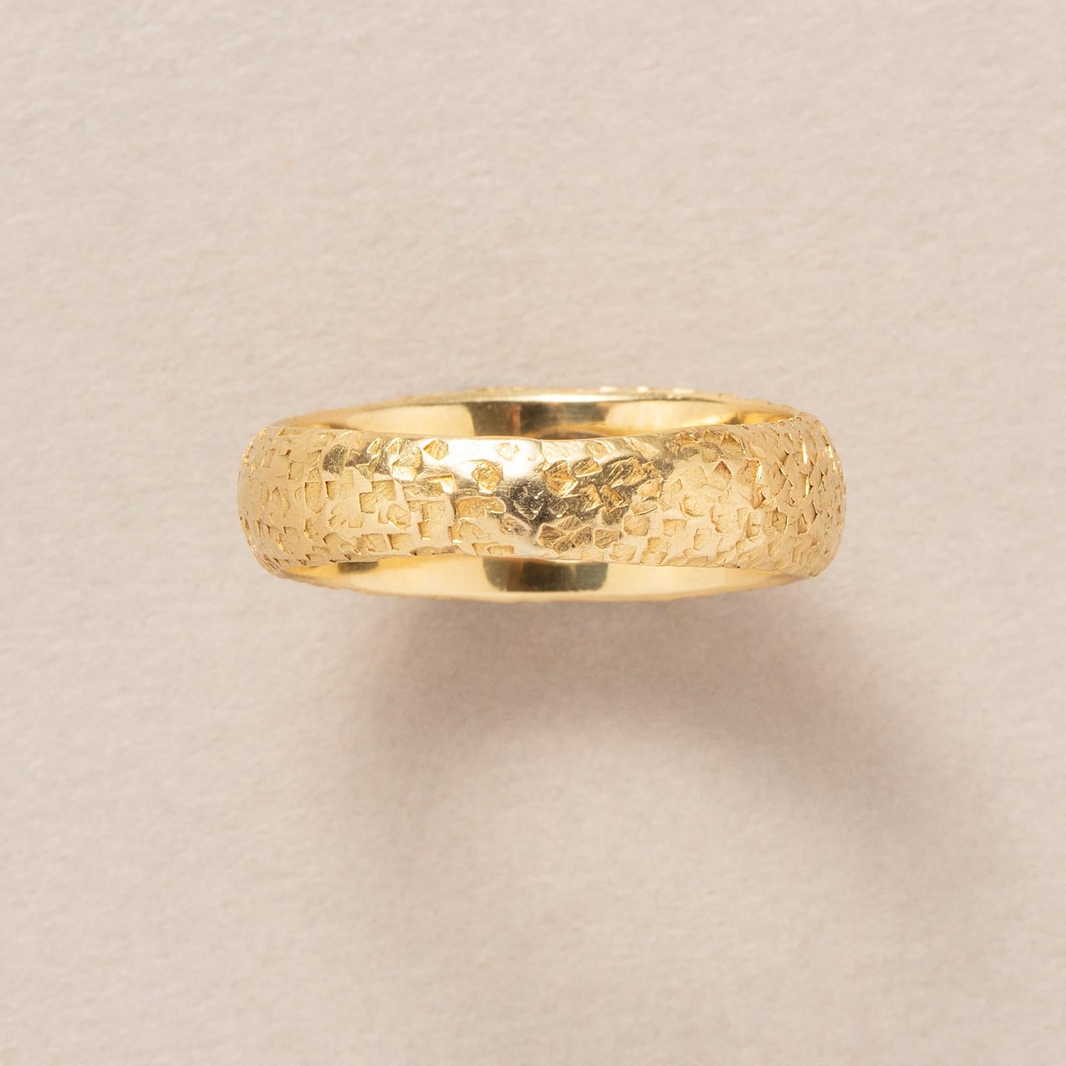 Ein Vintage Hammered Gold Ring Flush Set mit Diamant im Zustand „Gut“ im Angebot in Amsterdam, NL