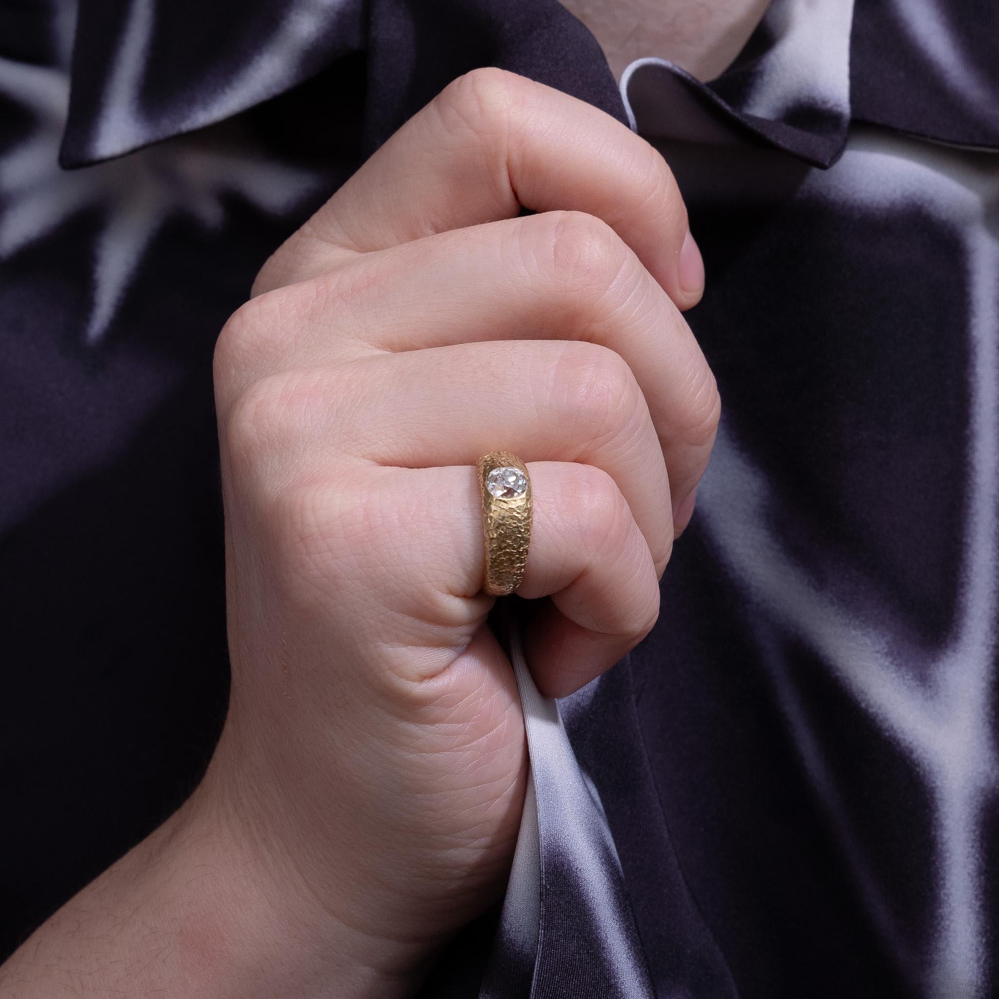 Ein Vintage Hammered Gold Ring Flush Set mit Diamant im Angebot 1