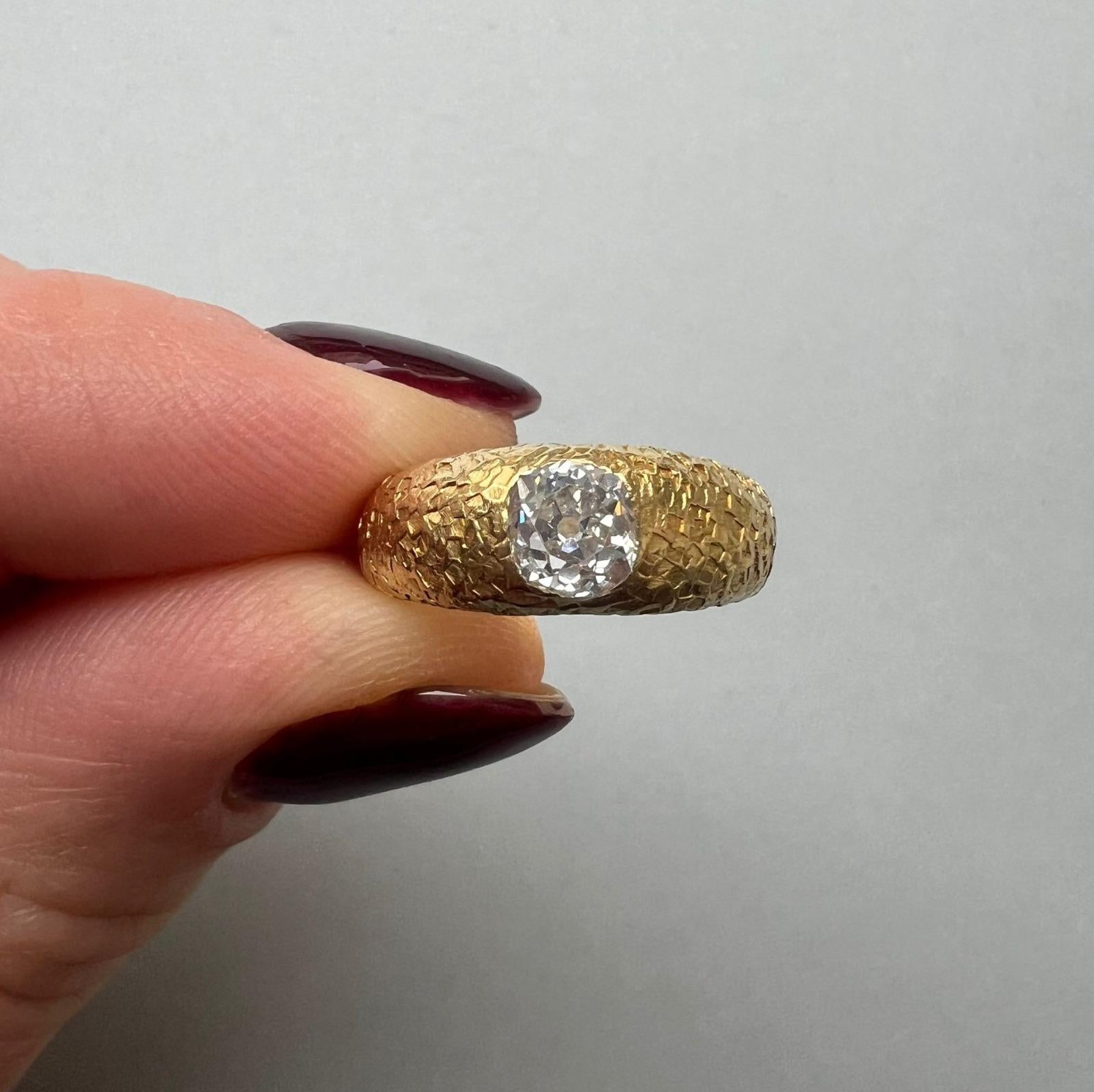 Ein Vintage Hammered Gold Ring Flush Set mit Diamant im Angebot 2