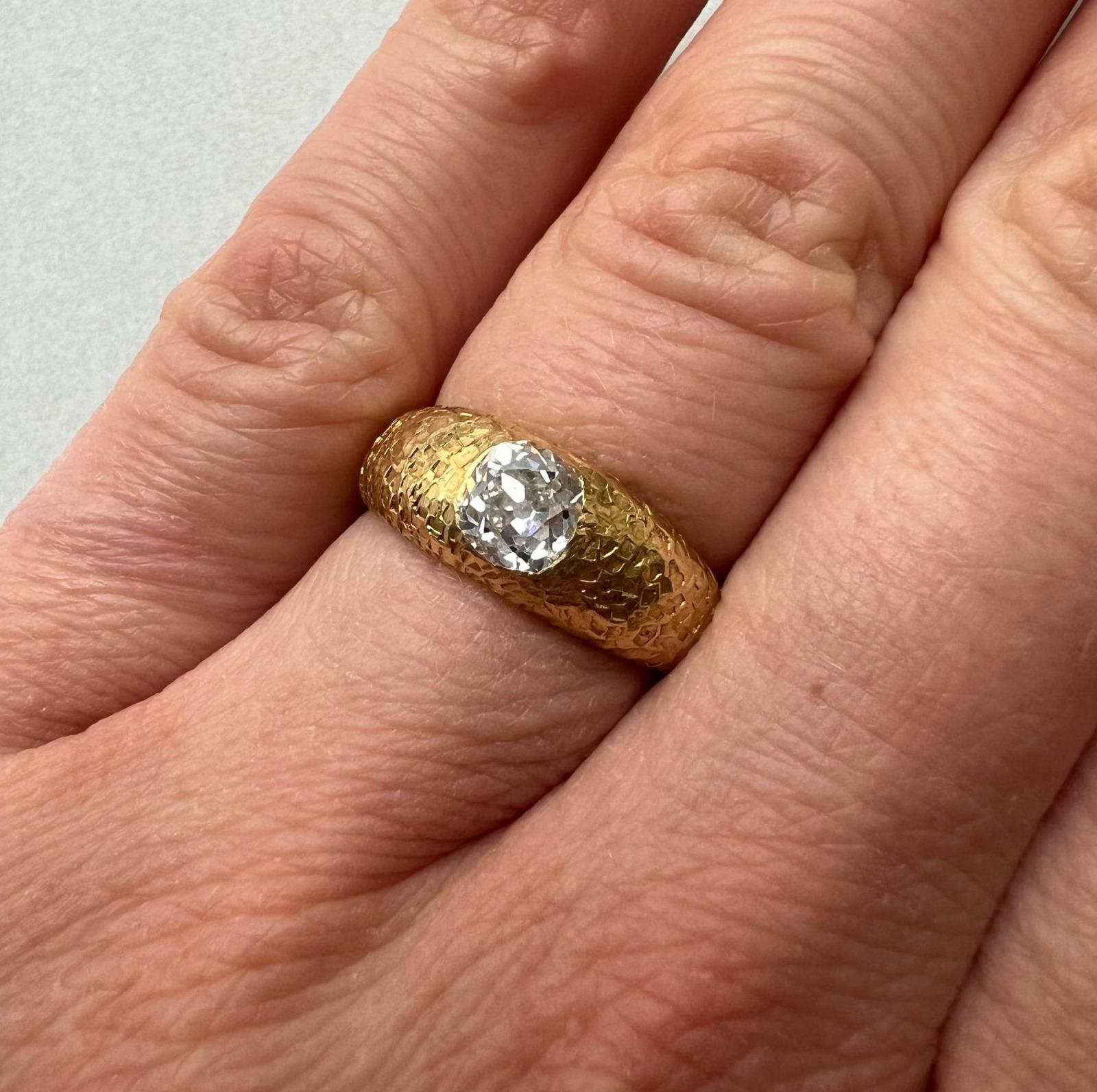 Ein Vintage Hammered Gold Ring Flush Set mit Diamant im Angebot 3