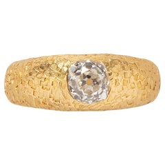 Une bague vintage en or martelé sertie de diamants