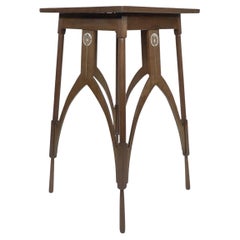 Style Baillie Scott, table d'appoint en noyer incrustée de nacre.