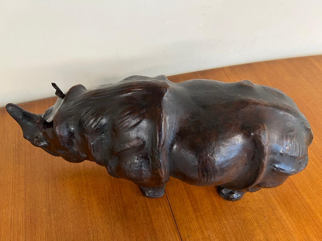 Un maravilloso rinoceronte de cuero vintage de los años 50 con gran partina y expresión en venta 6