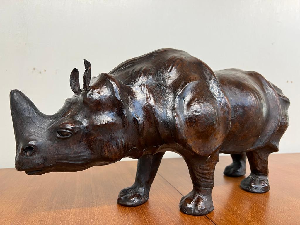 Un maravilloso rinoceronte de cuero. Una pieza de exposición fantástica e inusual con una carcasa envuelta en cuero y con mucho carácter y encanto

un imponente rinoceronte de cuero de los años 50 de  Abercrombie & Fitch y Dimitri Omersa, una pieza