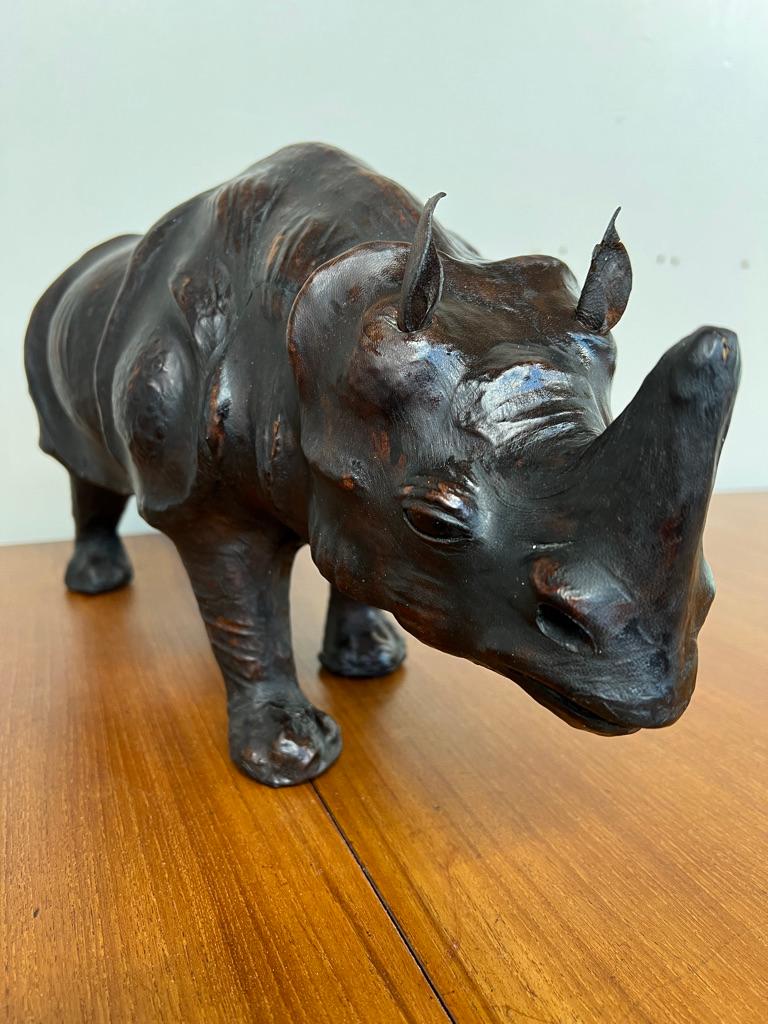 Un maravilloso rinoceronte de cuero vintage de los años 50 con gran partina y expresión en venta 1