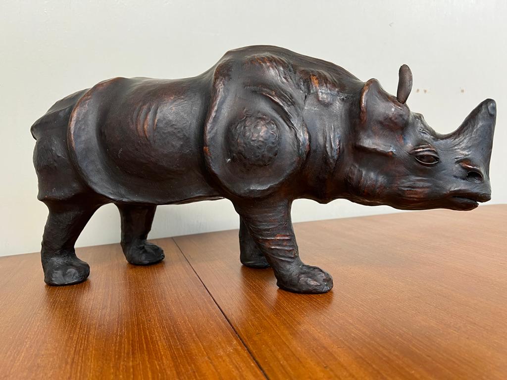 Un maravilloso rinoceronte de cuero vintage de los años 50 con gran partina y expresión en venta 2