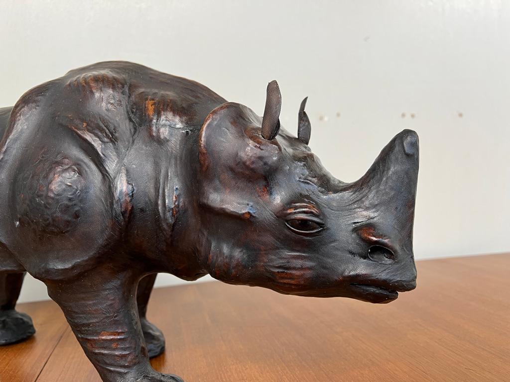 Un maravilloso rinoceronte de cuero vintage de los años 50 con gran partina y expresión en venta 3