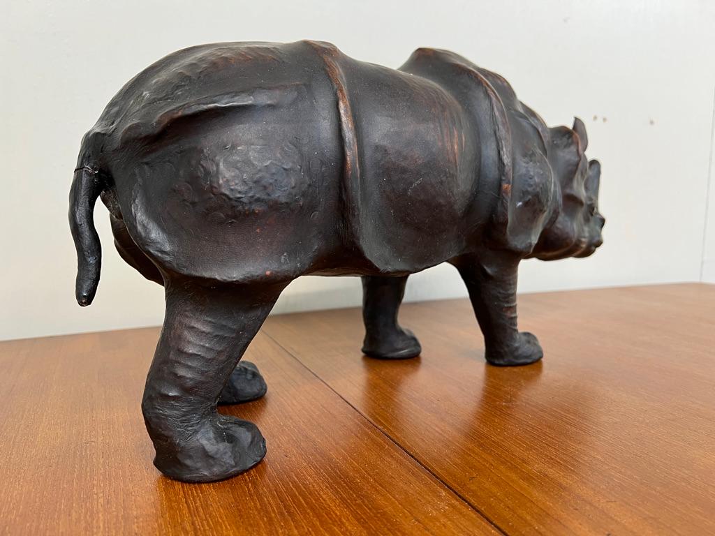 Un maravilloso rinoceronte de cuero vintage de los años 50 con gran partina y expresión en venta 4