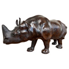 Magnifique rhinocéros vintage en cuir des années 1950 avec une grande partine et une grande expression