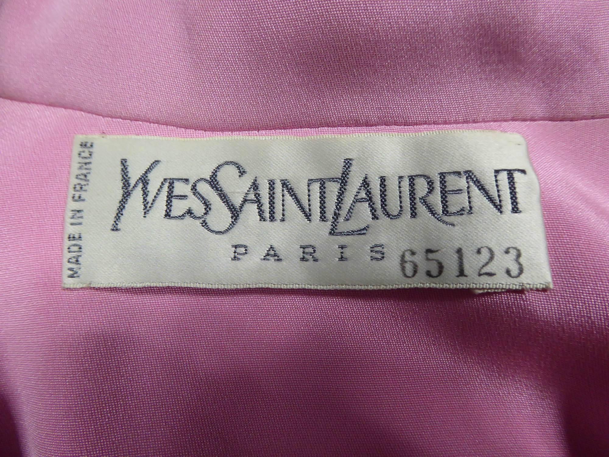 Ein Yves Saint Laurent Couture Abend-Set Nummeriert 65123, um 1989 im Angebot 10