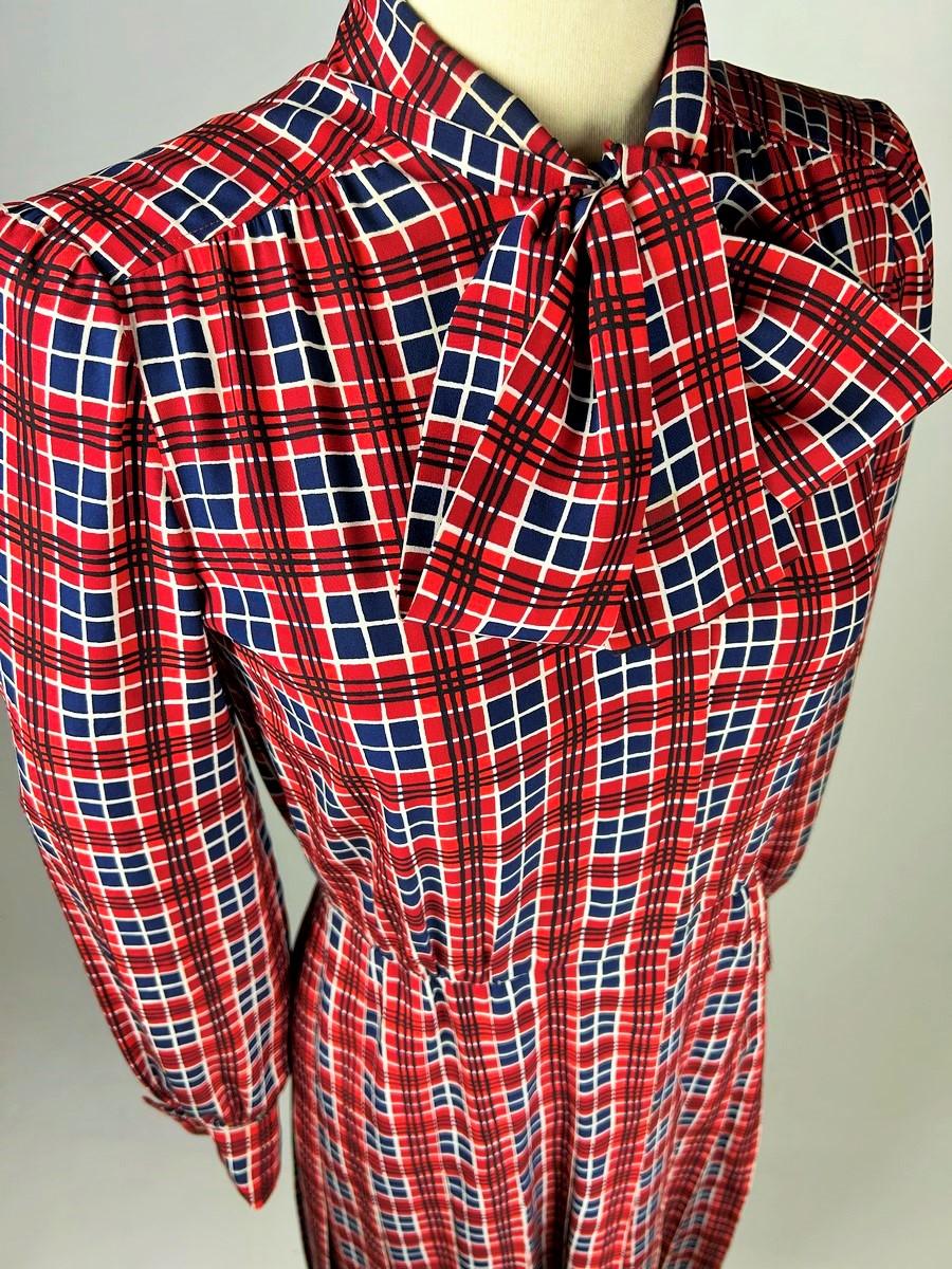 Robe de défilé de mode en taffetas imprimé Yves Saint Laurent Couture - 1972 en vente 6