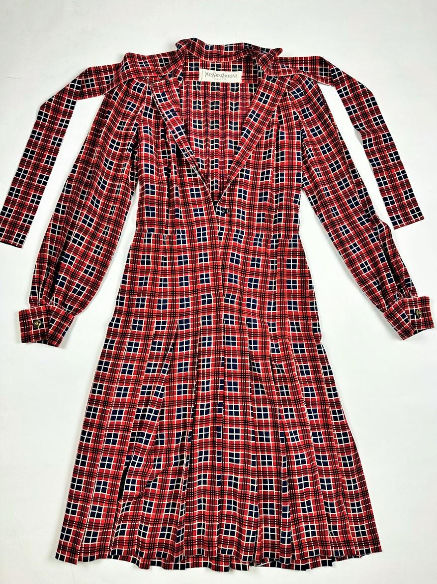 Robe de défilé de mode en taffetas imprimé Yves Saint Laurent Couture - 1972 en vente 7