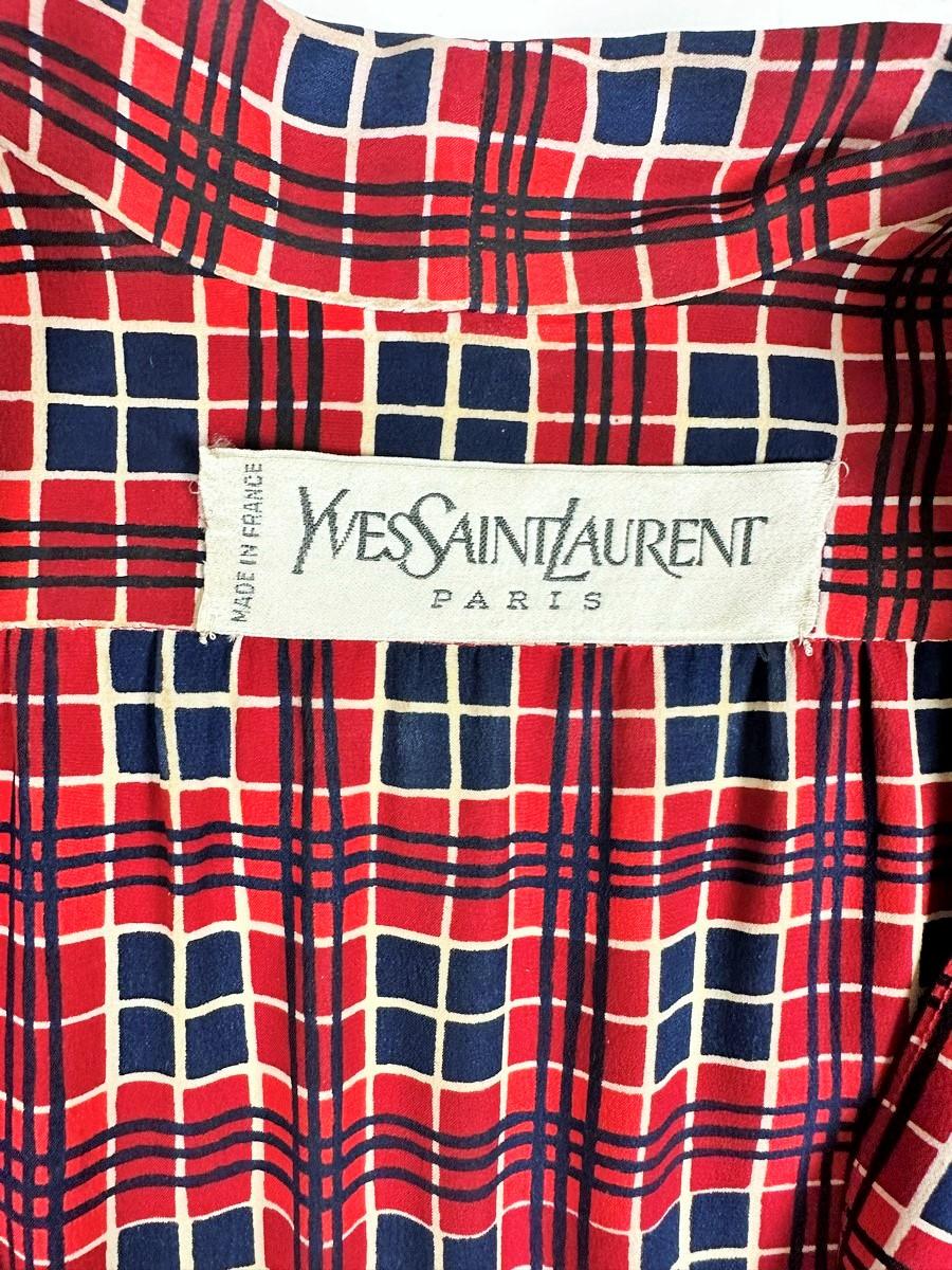 Robe de défilé de mode en taffetas imprimé Yves Saint Laurent Couture - 1972 en vente 8