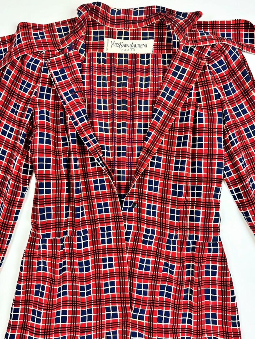 Robe de défilé de mode en taffetas imprimé Yves Saint Laurent Couture - 1972 en vente 9