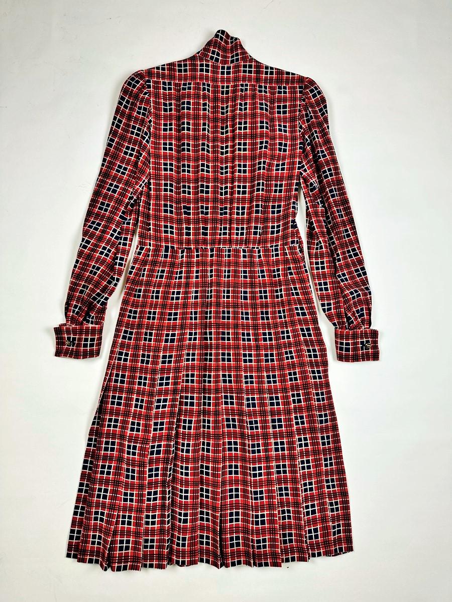 Robe de défilé de mode en taffetas imprimé Yves Saint Laurent Couture - 1972 en vente 10