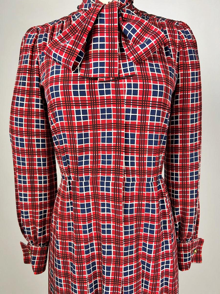Printemps-été 1972. France 
Magnifique robe-chemise d'Yves Saint Laurent Haute Couture du défilé printemps-été 1972. Taffetas de crêpe de soie fluide avec un imprimé écossais dont la gamme chromatique est la signature du Maître (couleur du logo Rive