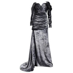 Un abito da sera in velluto di Yves Saint Laurent Couture, autunno 1982