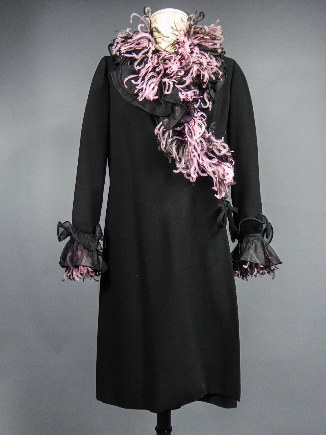 Noir Robe Manteau Haute Couture Yves Saint Laurent numérotée 29390 Circa 1970/1980 en vente