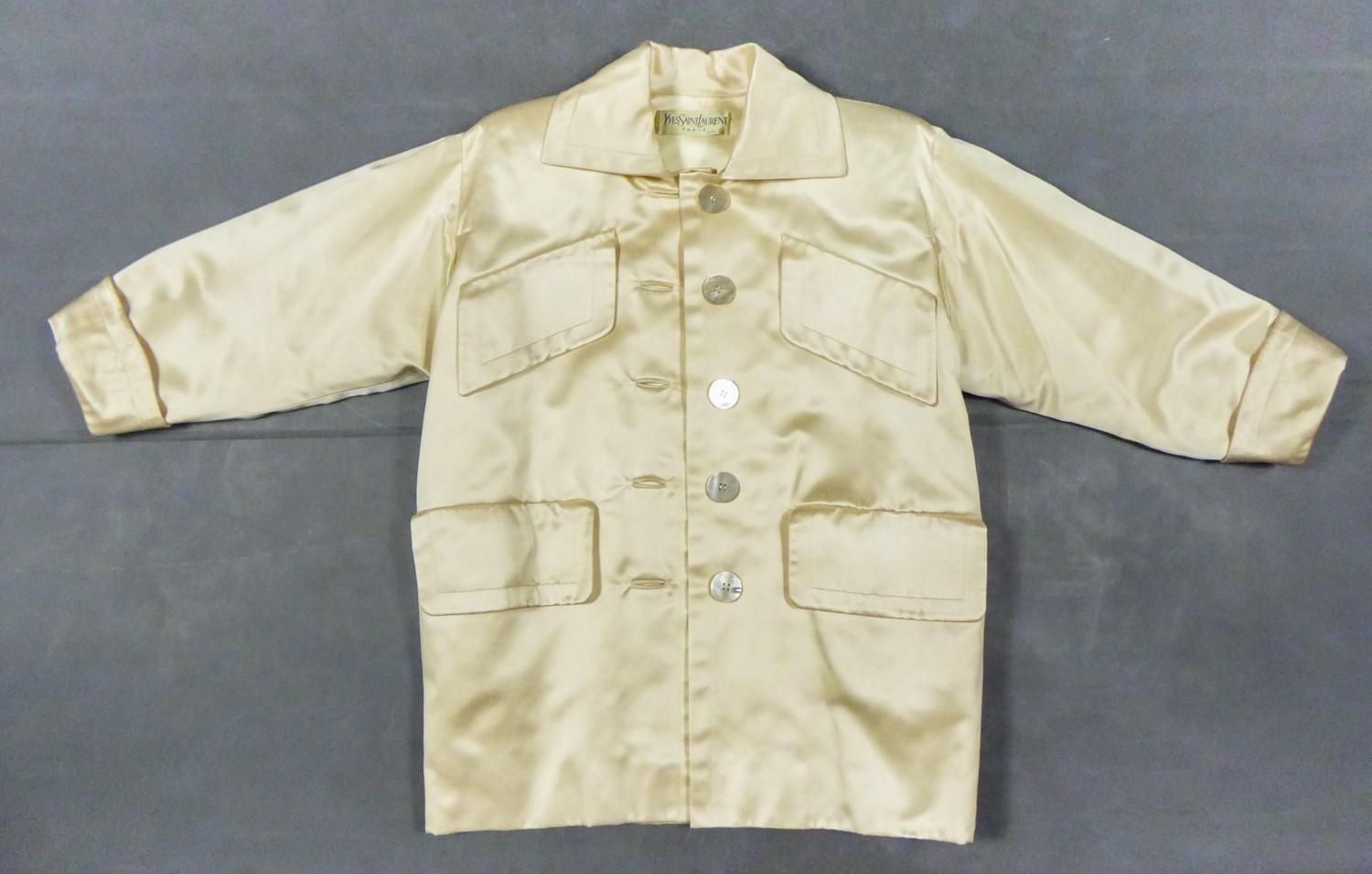 Un abrigo oversize Caban de alta costura Yves Saint Laurent numerado 60623 C. 1990 en venta 8