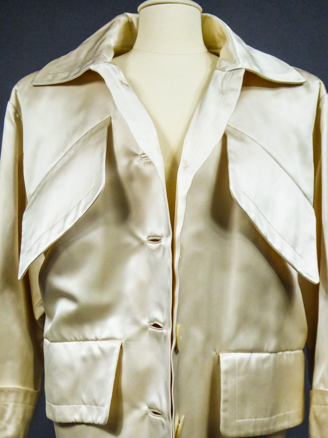 Un abrigo oversize Caban de alta costura Yves Saint Laurent numerado 60623 C. 1990 Beige en venta