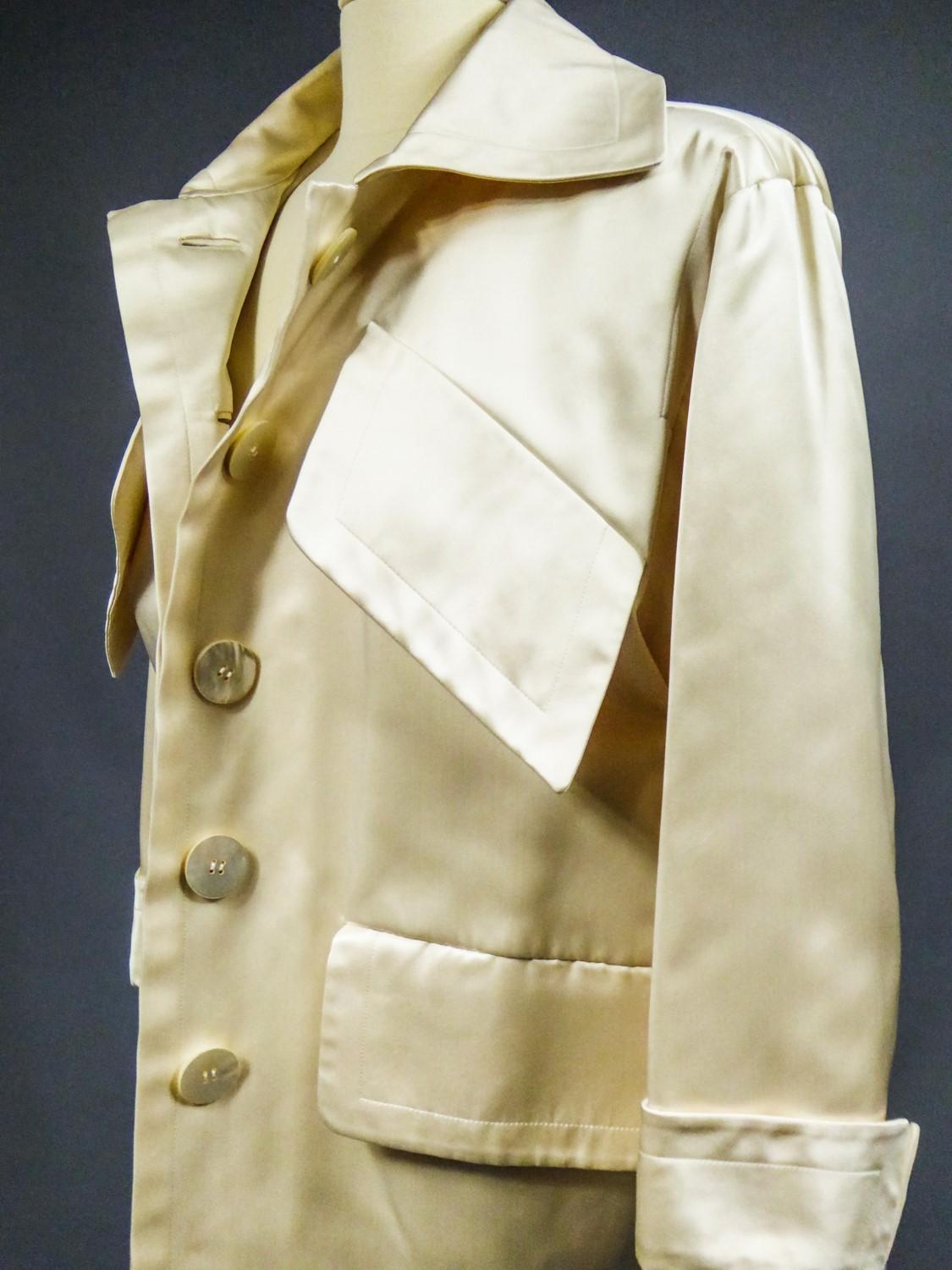 Femenino o masculino Un abrigo oversize Caban de alta costura Yves Saint Laurent numerado 60623 C. 1990 en venta