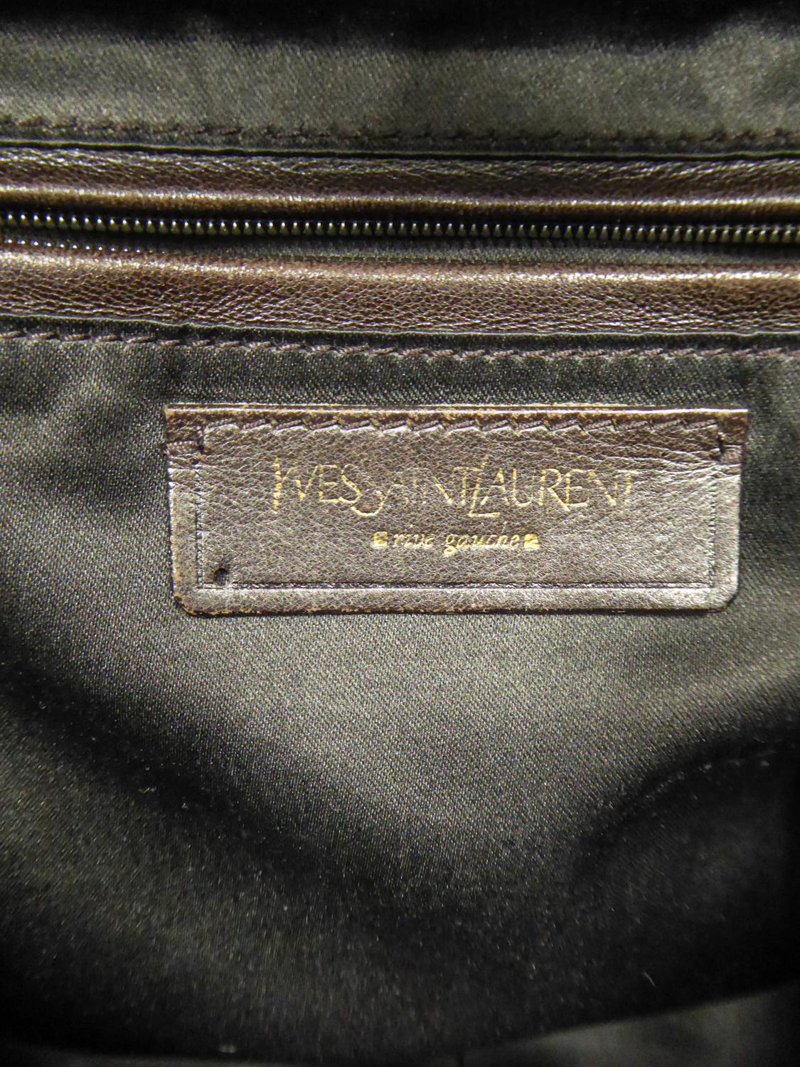 Eine Yves Saint Laurent Rive Gauche Tasche aus schwarzem Lackleder CIRCA 1990 im Angebot 3