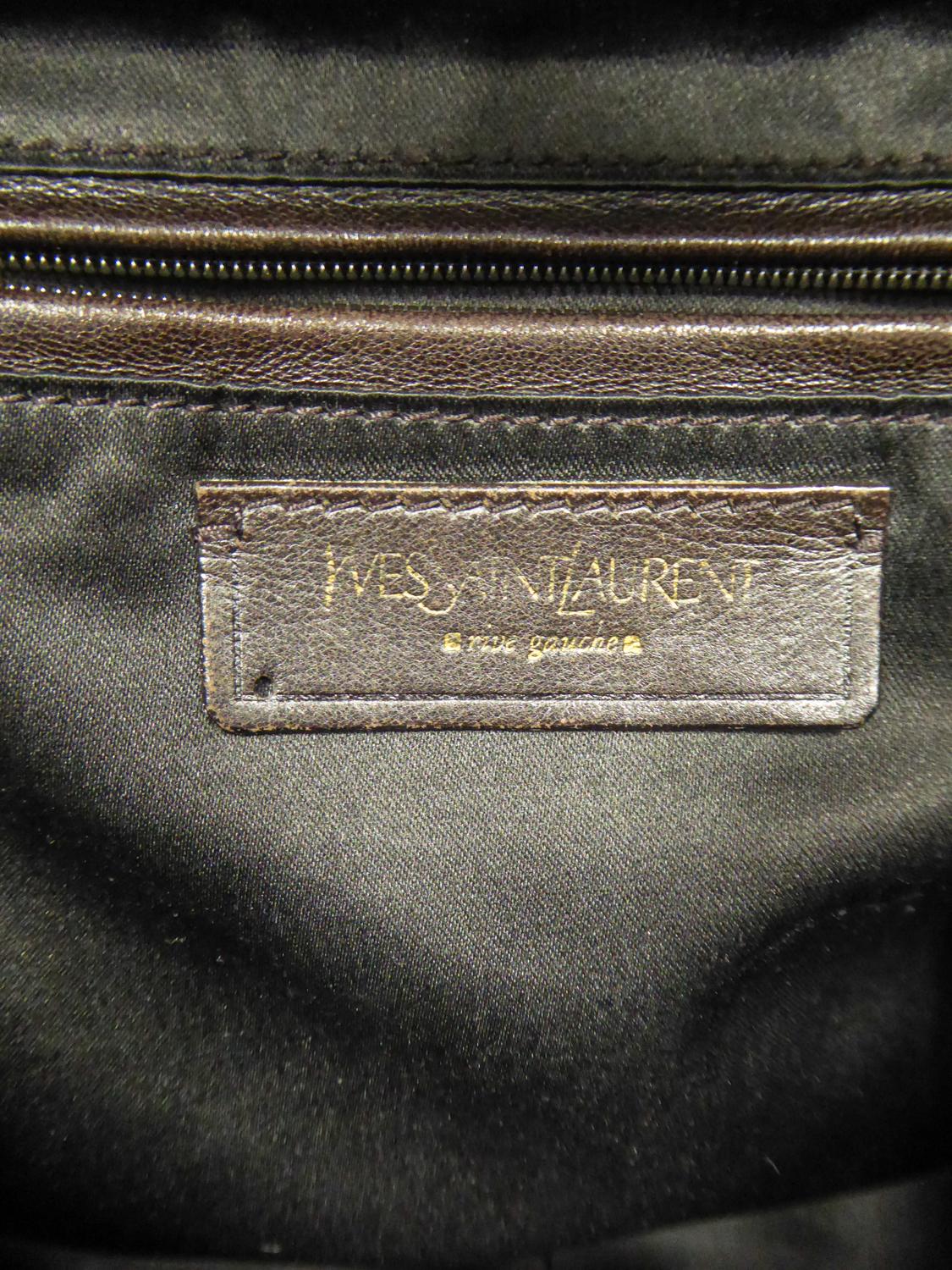 Sac Yves Saint Laurent Rive Gauche en vinyle verni noir Circa 1990 en vente 6