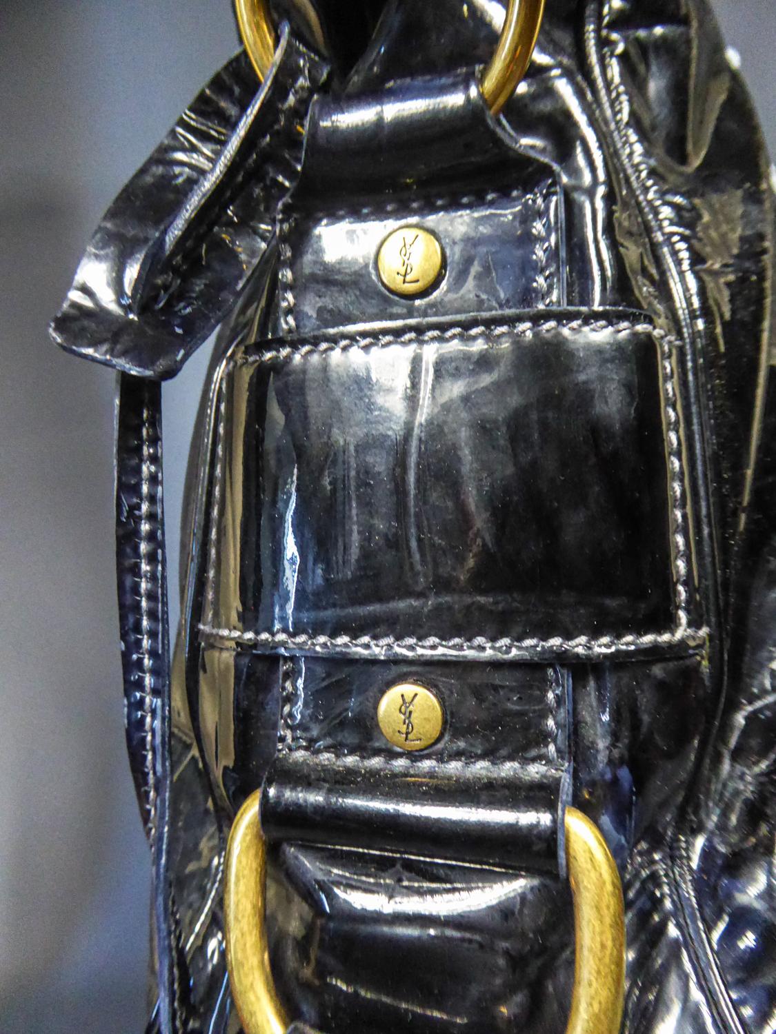 Eine Yves Saint Laurent Rive Gauche Tasche aus schwarzem Lackleder CIRCA 1990 im Zustand „Gut“ im Angebot in Toulon, FR