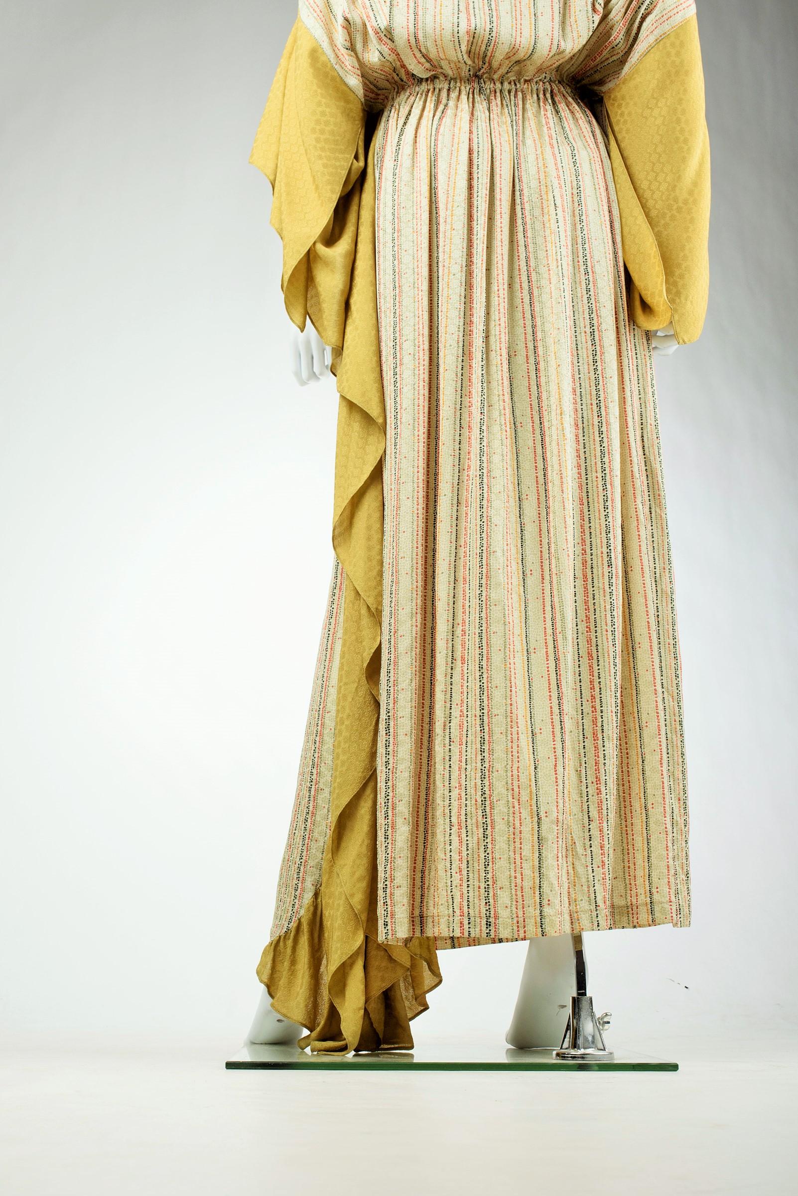 Un vestido de noche Yves Saint Laurent Rive Gauche - Primavera Verano 1978 en venta 7