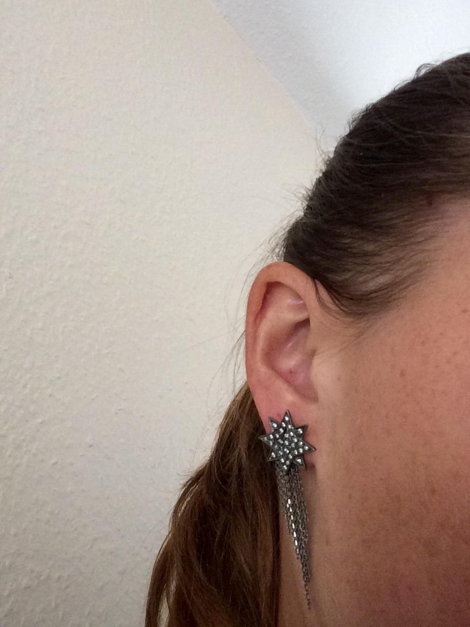 Ana de Costa Blackened White Gold Green Tsavorite Star Chain Drop Earrings im Zustand „Neu“ im Angebot in London, Kent